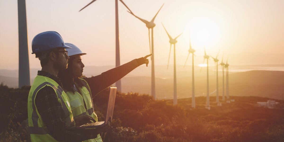 Zespół techniczny pracujący przy turbinach wiatrowych